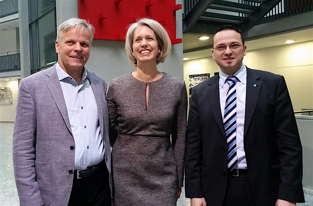 Die drei Stadtratskandidaten Rudolf Schweizer (links), Franziska Bitzi Staub und Thomas Schärli posieren nach der Wahl im Stadthaus für ein Gruppenfoto.