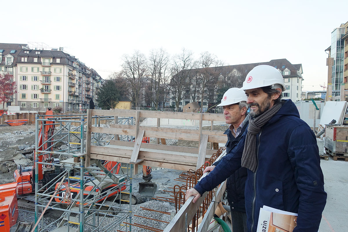 Bauleiter Franz Studer (hinten) und Benno Zgraggen von der ABL auf der Baustelle.   (Bild: jwy)