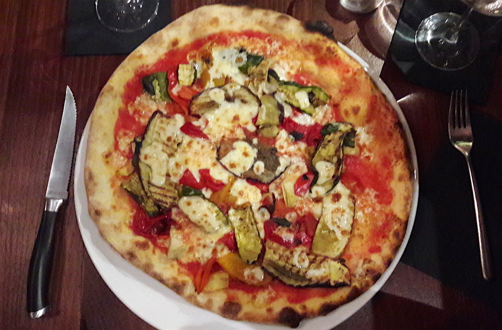 <p>Die Pizza «Vegetariana» mit Aubergine, Zucchetti, Peperoni, Artischoken. (Bild: mir)</p>