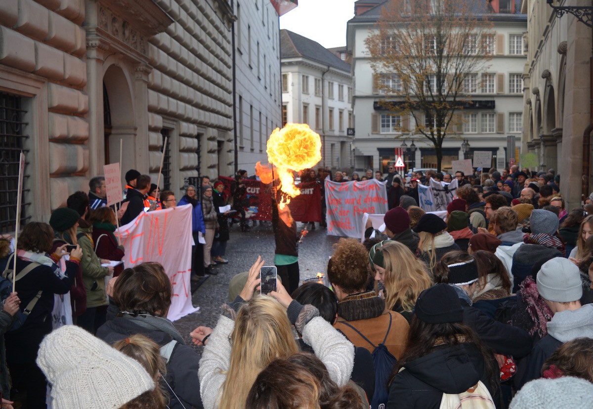 Kantonsräte von Feuerschluckerin und 150 Demonstranten empfangen