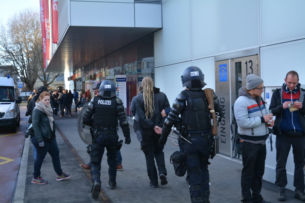 Ungewohnte Szenen in der Stadt Zug: An der unbewilligten Anti-WEF-Kundgebung wird ein Mann verhaftet und abgeführt.