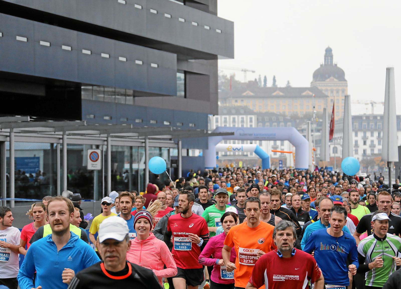 Sport trifft auf Kultur: Die Marathonstrecke führte die Läuferinnen und Läufer am KKL vorbei und sogar mitten durch den Luzerner Saal im KKL.