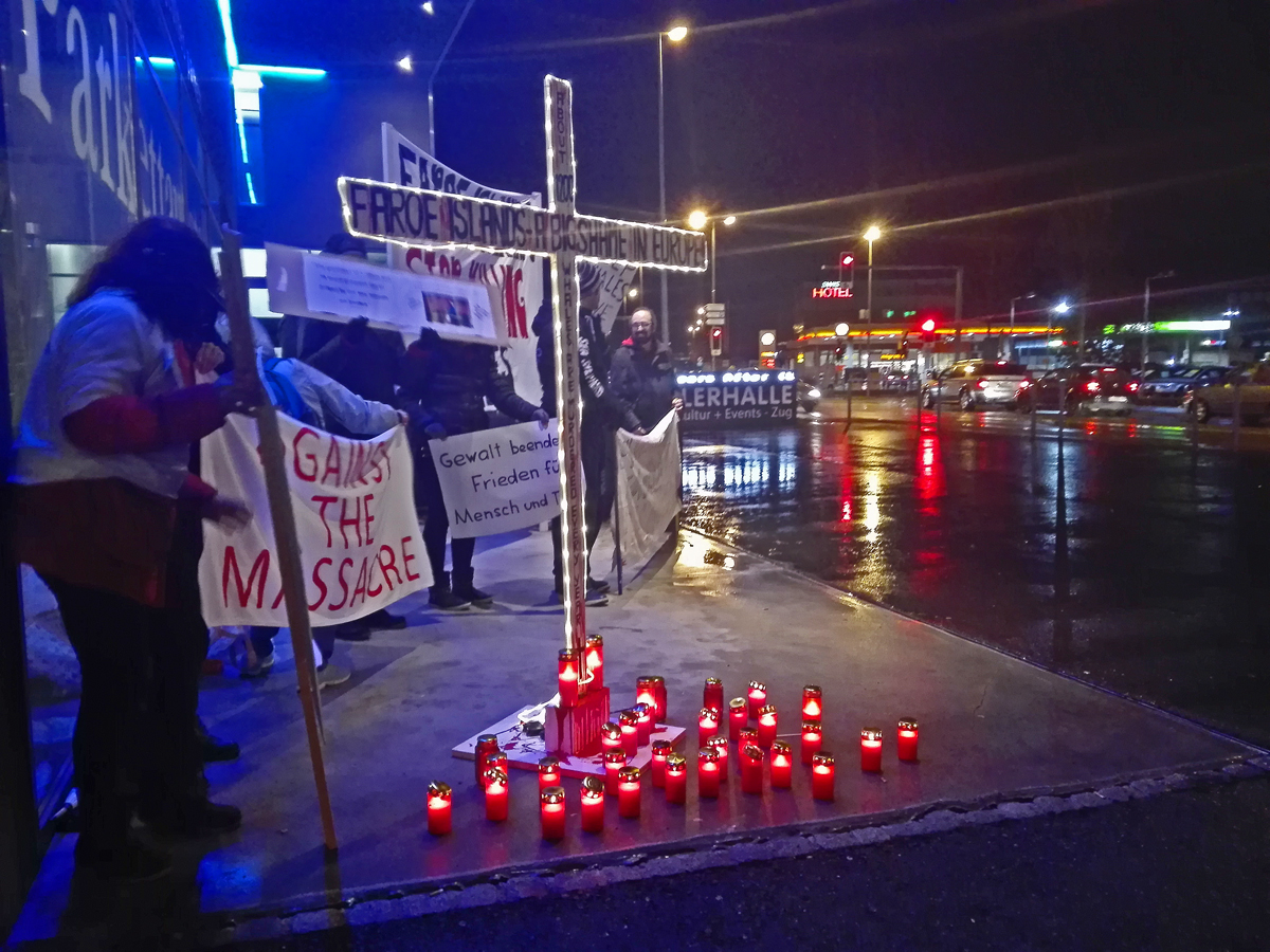 Demo gegen Walfang vor der Galvanik Zug. Anwesend sind neun Aktivisten, zwei Polizisten, zwei Wachleute, drei Zaungäste und ein Journalist.