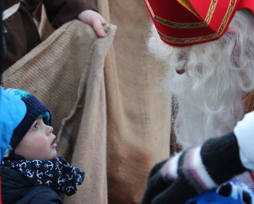 Sami Nigginäggi! Ein furchtloses Kind tritt dem Samichlaus entgegen.