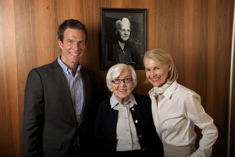 Vier Generationen (v.l.): Patrick Kuster, Irène Truninger-Schärer und Brigitte Kuster. Auf dem Foto die Gründerin Lina Schärer-Linder.