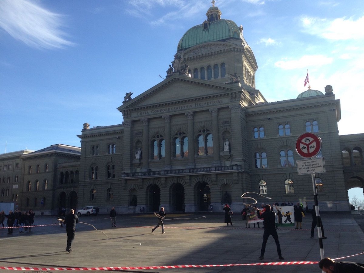 Nicht zu überhören: Krienser Geisslechlöpfer untermalten in Bern ihren Protest gegen den Bypass.