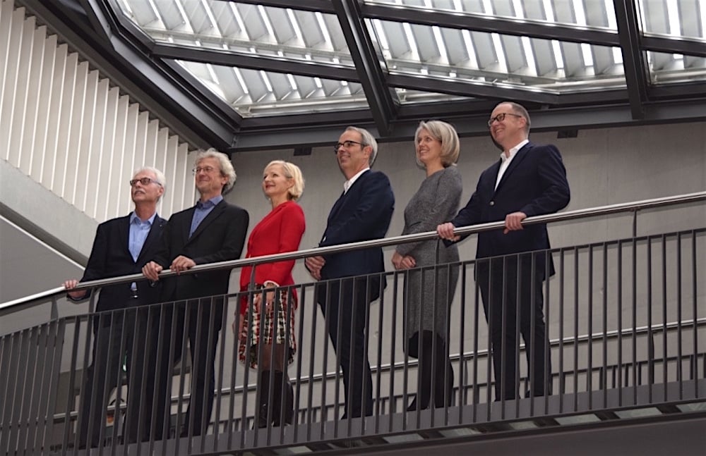 Der neue Stadtrat (von rechts): Martin Merki, Franziska Bitzi Staub, Beat Züsli, Manuela Jost und Adrian Borgula. Ganz links Stadtschreiber Toni Göpfert.