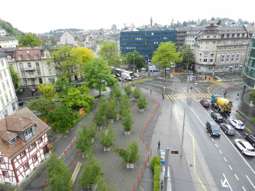 Pilatusplatz von oben: Auf dem Platz, wo früher die «Schmitte» stand (links, heute ein Park mit kleinen Bäumchen), soll ein Hochhaus hin.