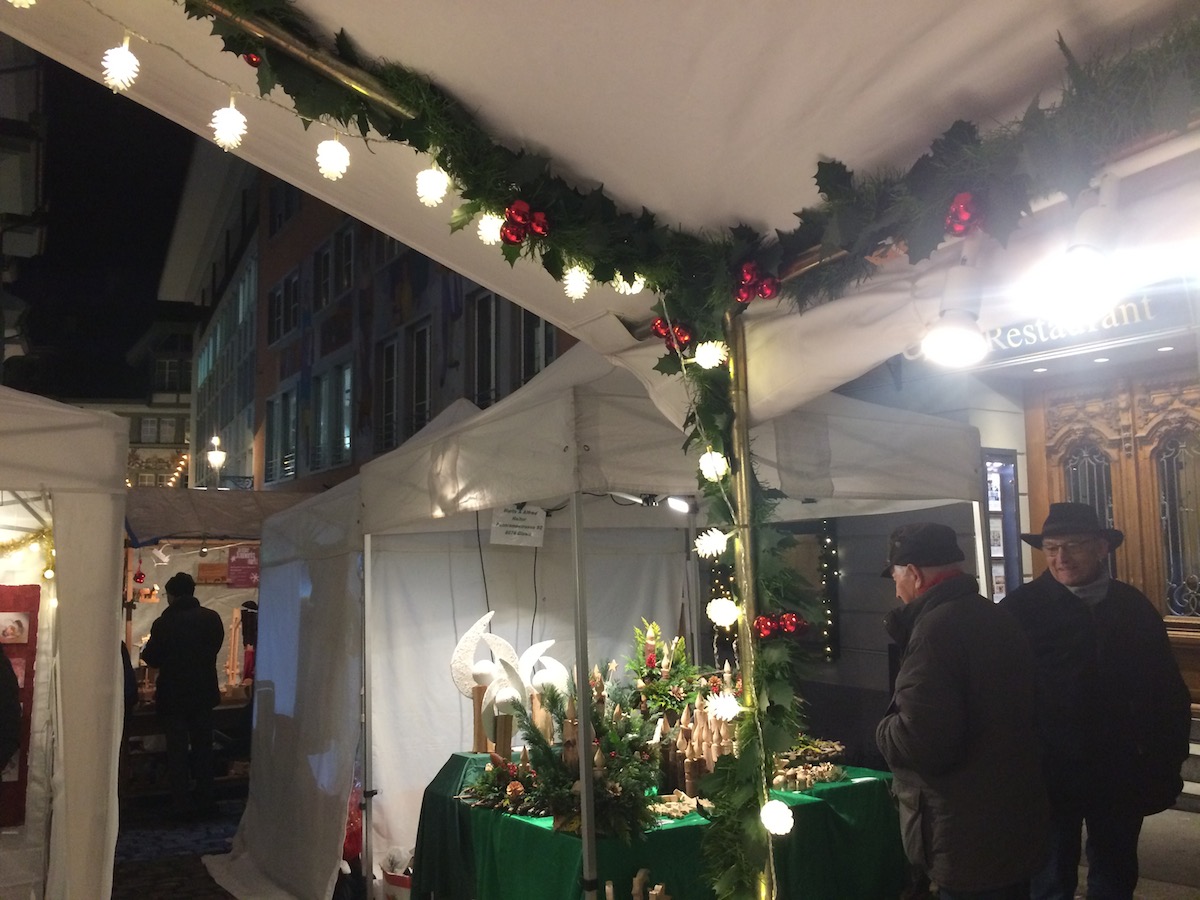 Erst mit den Lichtern gegen den Abend wird der Handwerkermarkt auf dem Luzerner Weinmarkt adventlich schön. (Bild: jav)