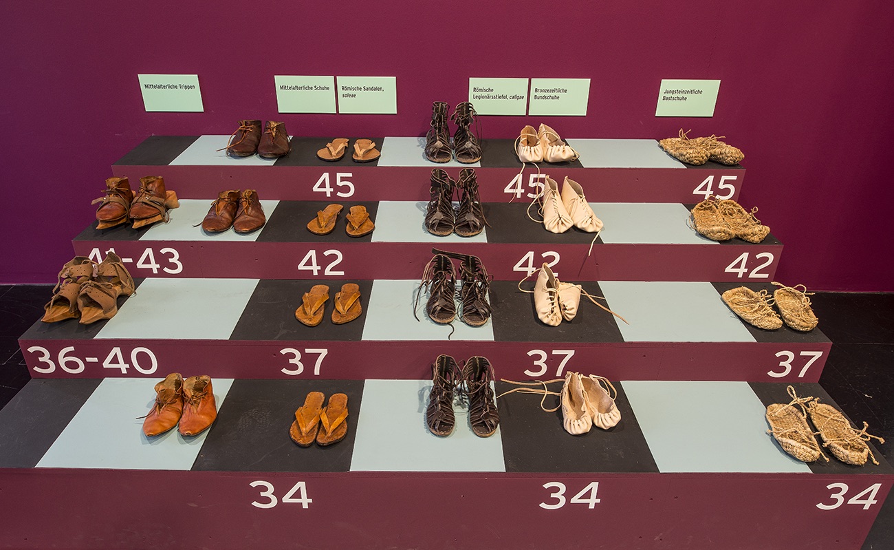 Repliken historischer Schuhe in verschiedenen Grössen stehen zum Anprobieren bereit. © Museum für Urgeschichte(n) Zug, Res Eichenberger