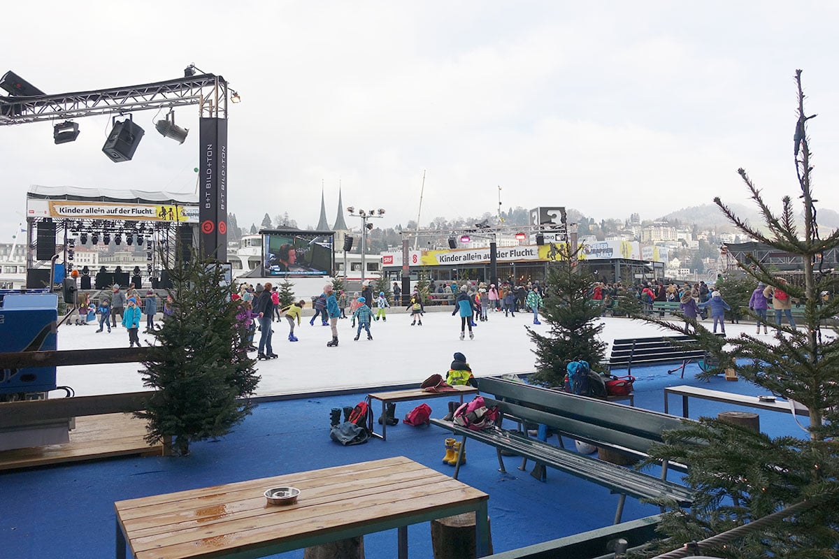 Weihnachtsfeeling vor dem KKL. Eisfeld und Glasbox beleben im Dezember den Europaplatz.