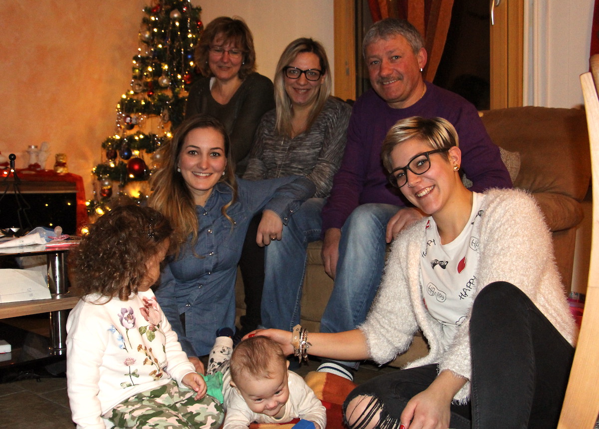 Die Familie Del Tufo: Auf dem Sofa von links nach rechts: Giovanna, Annamaria, Nicola. Sitzend auf dem Boden: Asia, Jessica, Daniele, Angela.