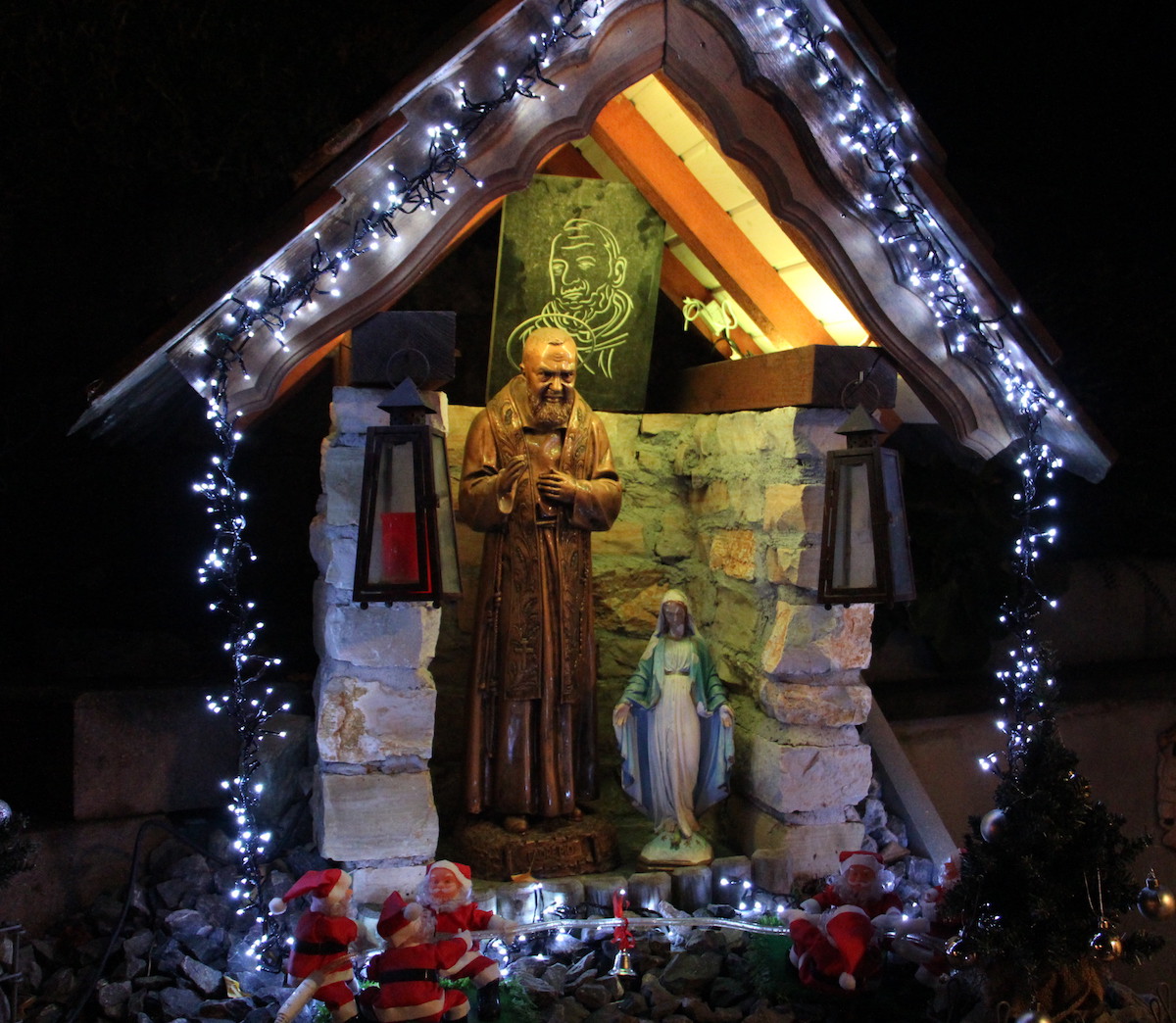 Auch die Padre-Pio-Statue wird erleuchtet.