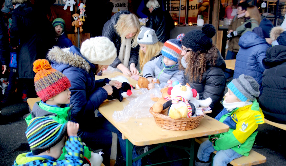 Plüschtierli ausstopfen ist hoch im Kurs. Auch bei Anita und Sandra mit ihren Kindern.