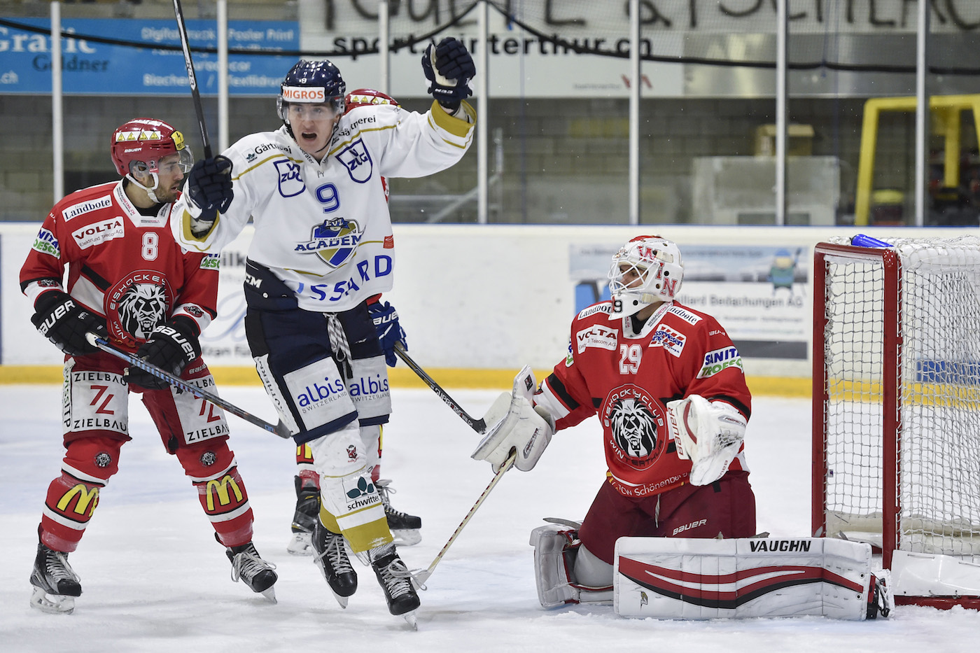 NLB-Spiel EHC Winterthur gegen EVZ Academy vom 18. Dezember: Adis Alagic (Zug) jubelt nach dem Tor zum 0:1.