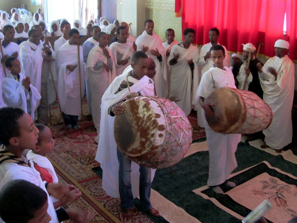 So darf man sich eritreisch-orthodoxe Zeremonien vorstellen: Trommler in der Heilige Dreifaltigkeitskirche in Asmara, Eritrea.