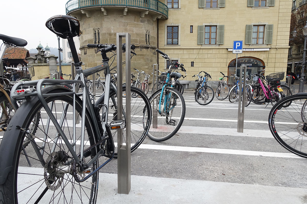 Der neue Veloparkplatz vor dem Zur-Gilgen-Haus in Luzern ist jetzt im Winter noch nicht ausgelastet.