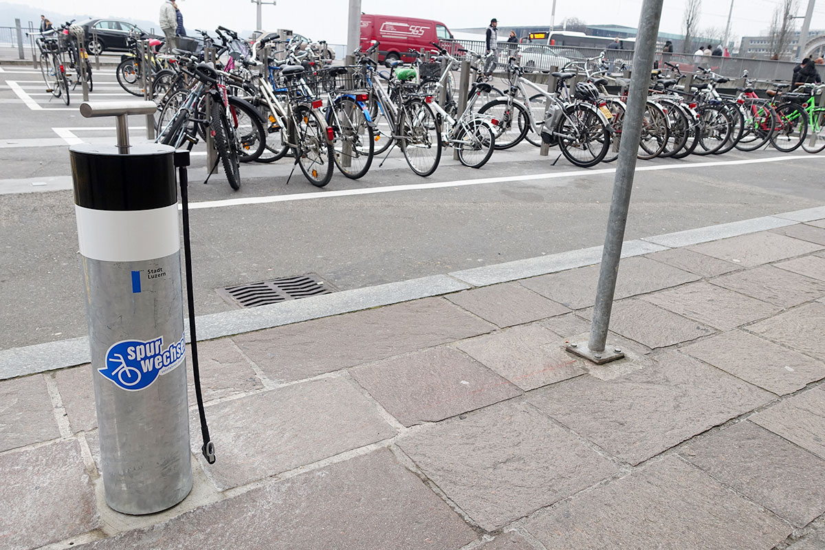 Auch eine öffentliche Velopumpe ist Teil des neuen Parkplatzes.