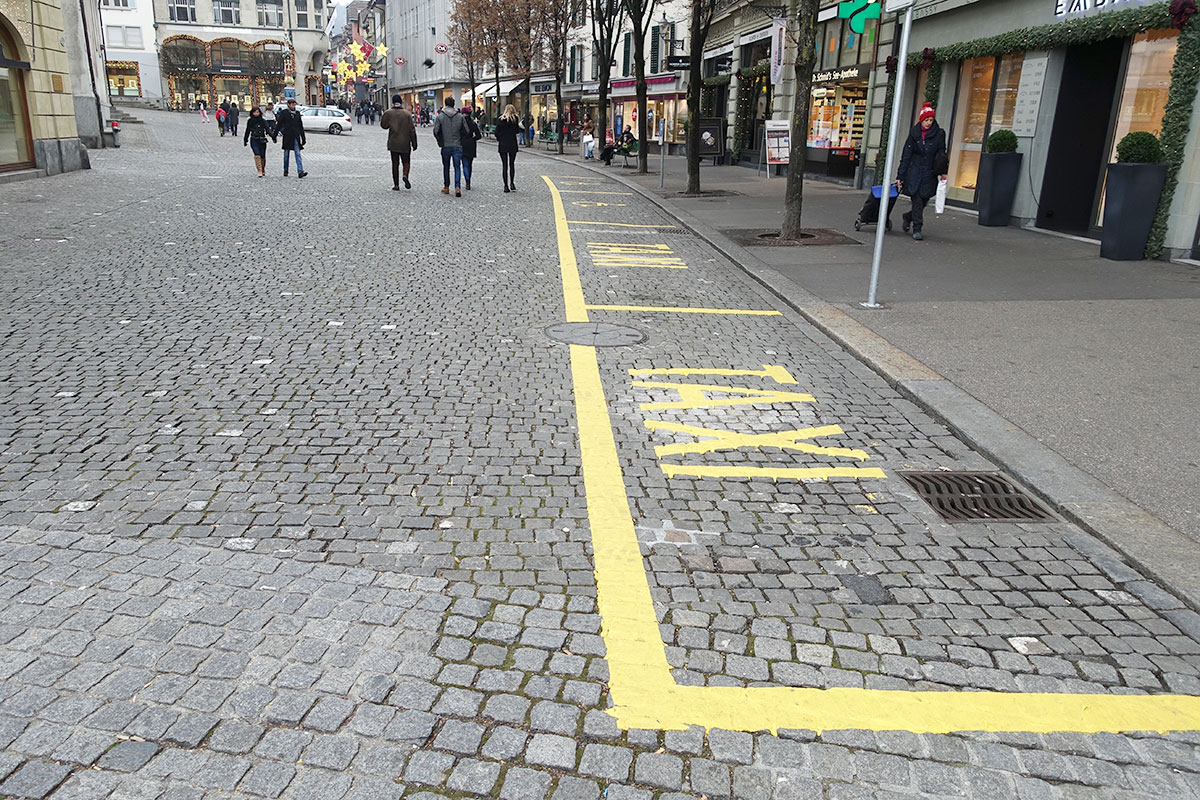 Wenige Meter daneben gibt’s zwei Taxi- und zwei Behindertenparkplätze.