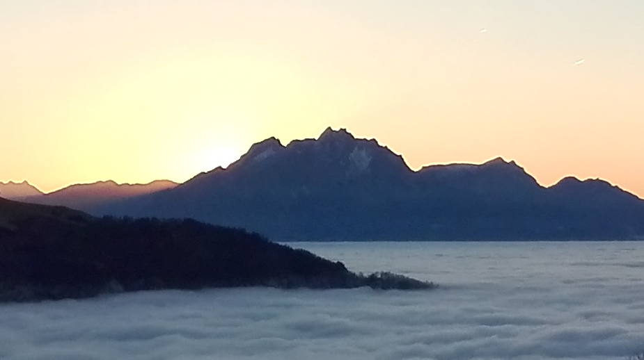 Der Pilatus, einen Tag nach dem Unglück, ist weitgehend ausgeapert. Nur in schattigen Rinnen liegt noch Schnee.