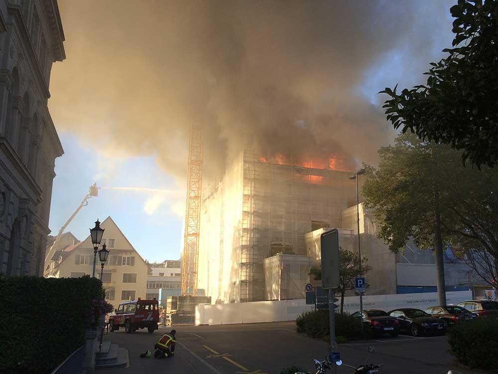 Grossbrand in der Zuger Kantonalbank: Der Rauch verteilte sich in der ganzen Stadt.