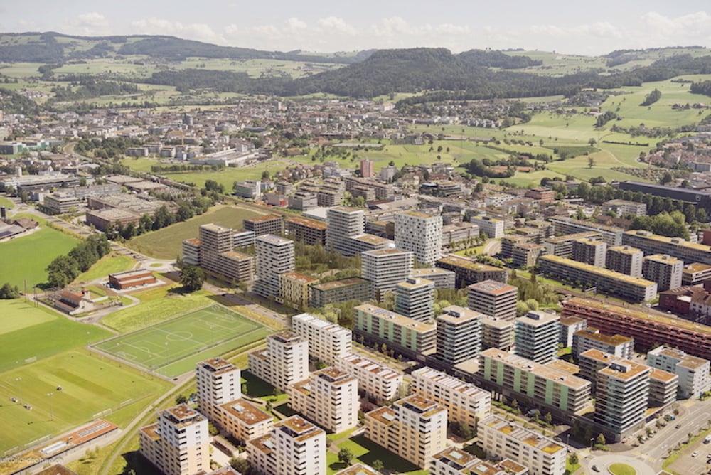 So sieht die geplante Überbauung Unterfeld aus. Das Projekt soll Zug (vorne im Bild) und Baar (hinten) verbinden und einen neuen Stadtteil hervorbringen.