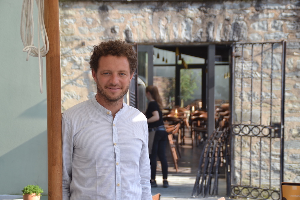 Samuel Vörös vor seinem Restaurant Mill'Feuille auf dem Luzerner Mühlenplatz.