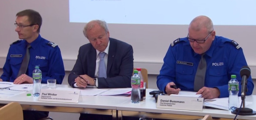 Um sie dreht sich alles: Polizeikommandant Adi Achermann (von links), Regierungsrat Paul Winiker und Kripochef Daniel Bussmann (Bild: SRF-Rundschau, aufgenommen an einer Pressekonferenz zu einem anderen Thema).