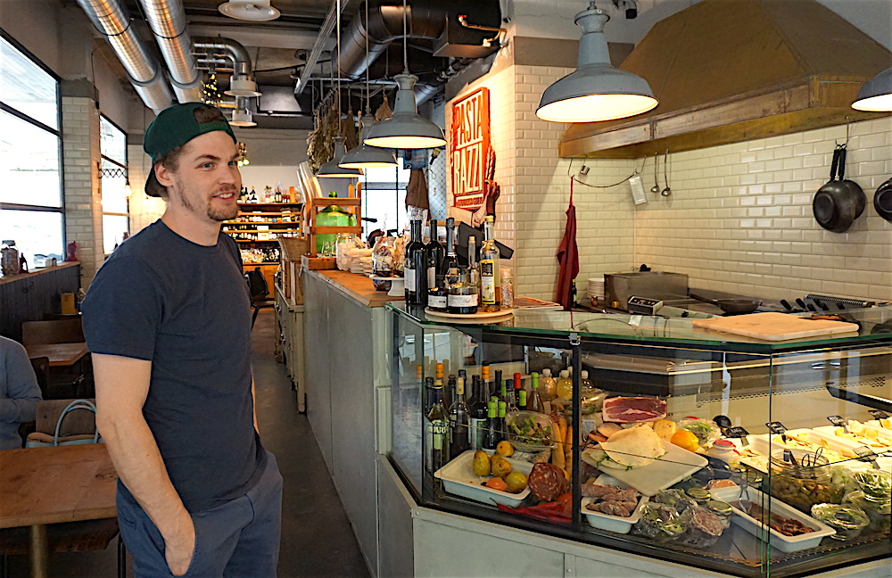 Inhaber Benito Omlin vor der Pasta-Theke im Restaurant Pastarazzi in Luzern. (Bild: jal)