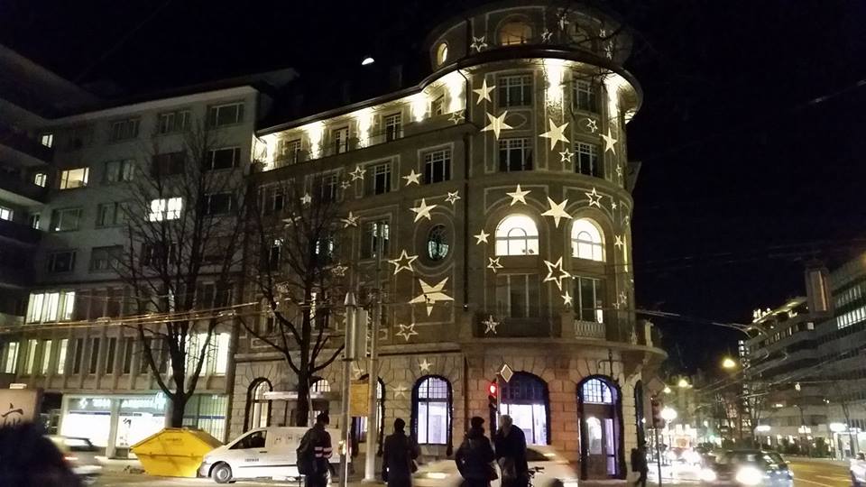 Schmuck beleuchtet: Der «Anker» am Pilatusplatz