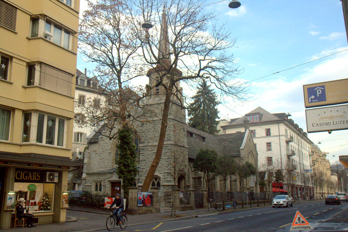 Hinter dem Grand Casino Luzern steht die unscheinbare Markuskirche im anglikanischen Baustil.