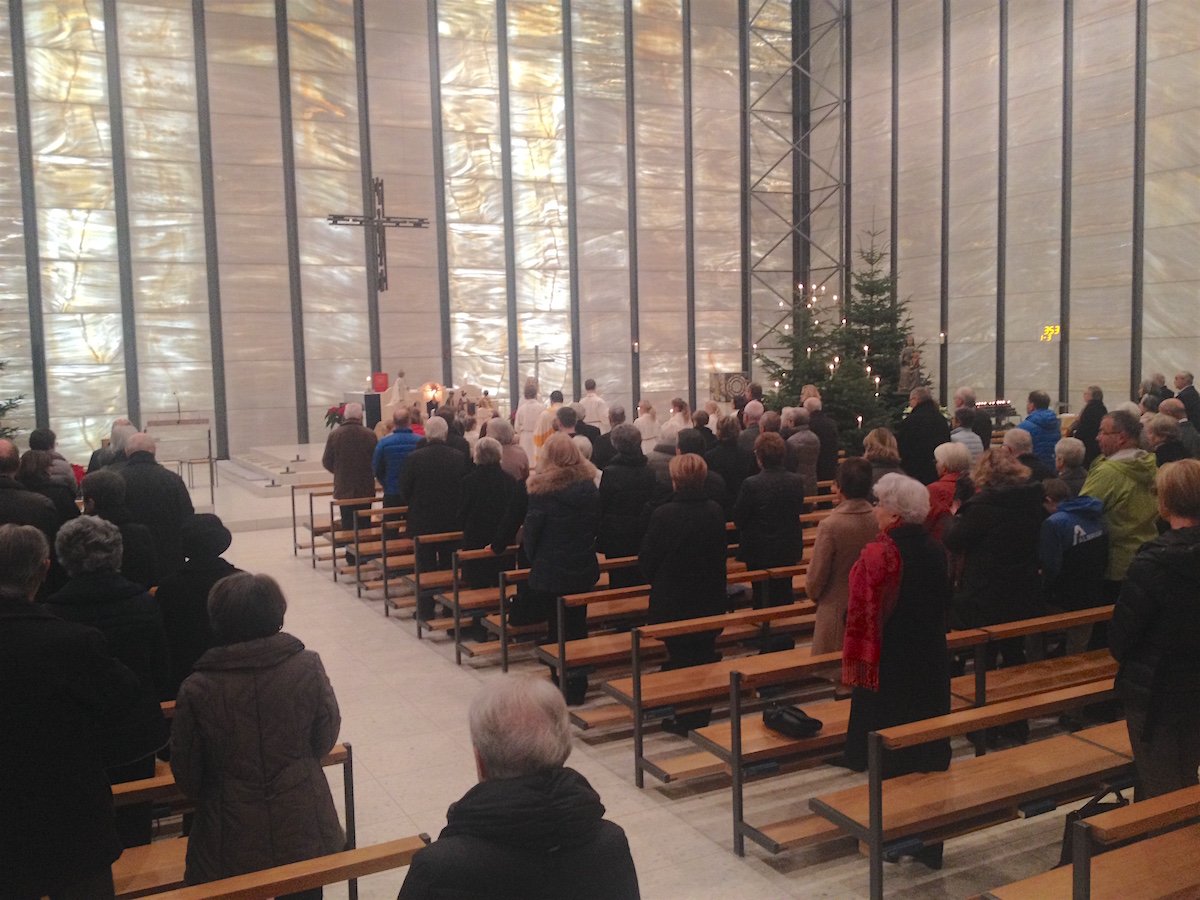 Das Licht schimmert durch dünne Marmorplatten in die Kirche, die ansonsten keine Fenster kennt.