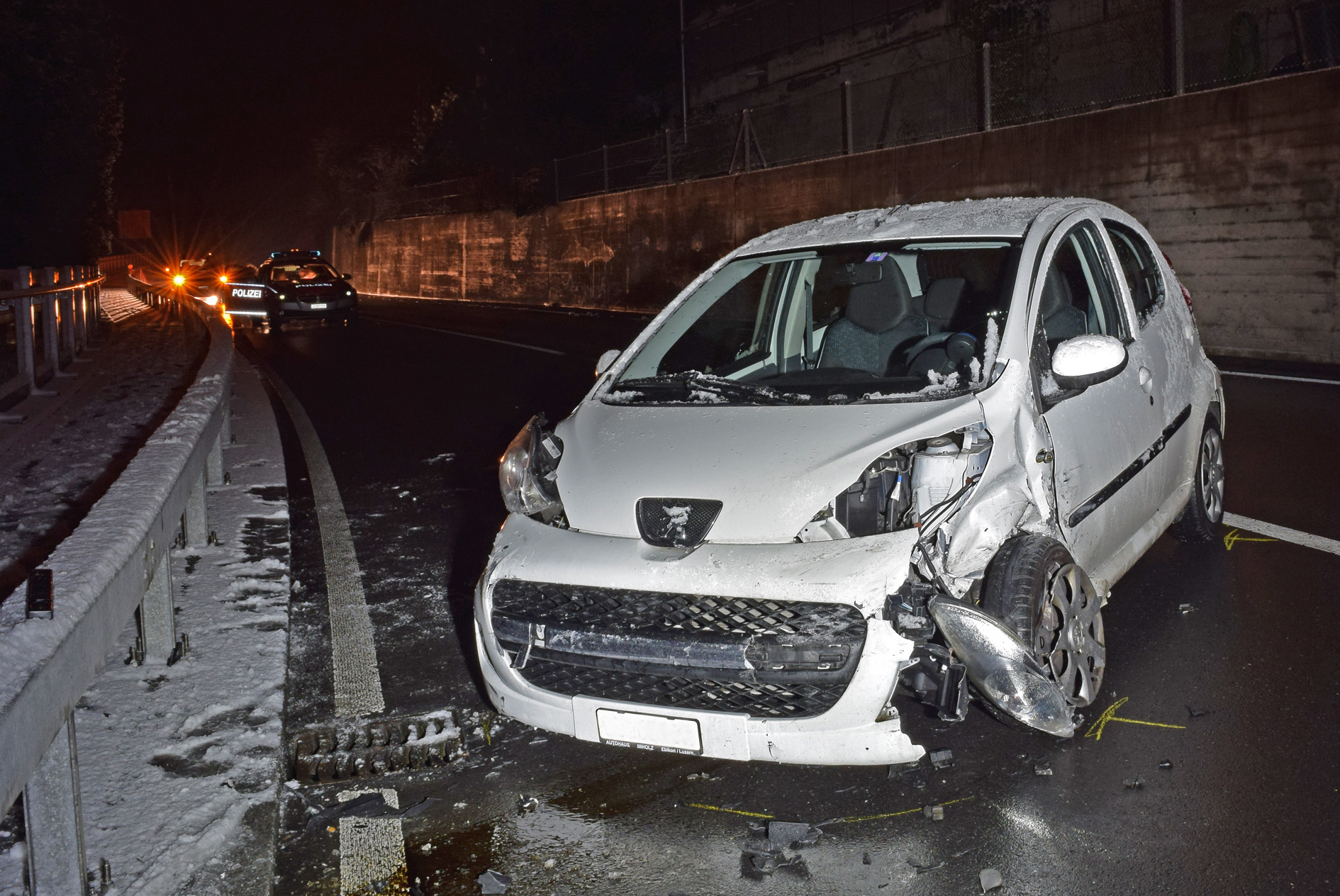 Zwischen Vitznau und Weggis: Dieses Auto schlitterte von einer Leitplanke in die andere und sah dann so aus.