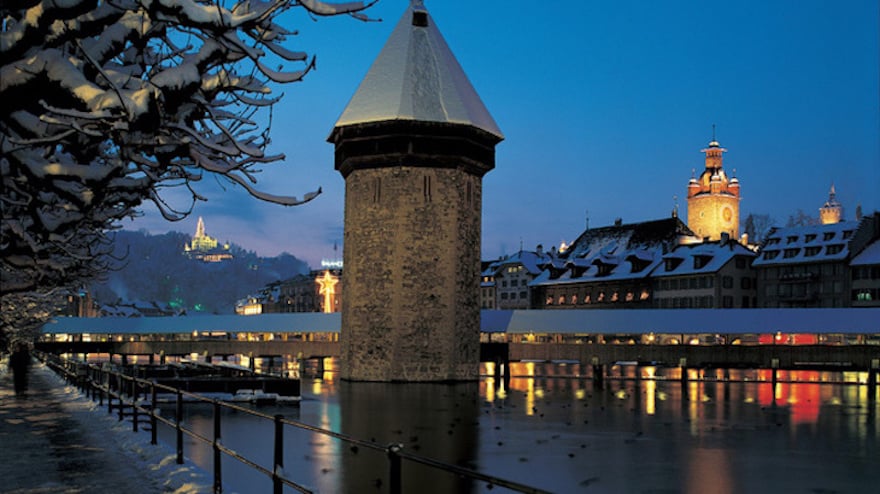 So sieht die Kapellbrücke am Abend aus. 