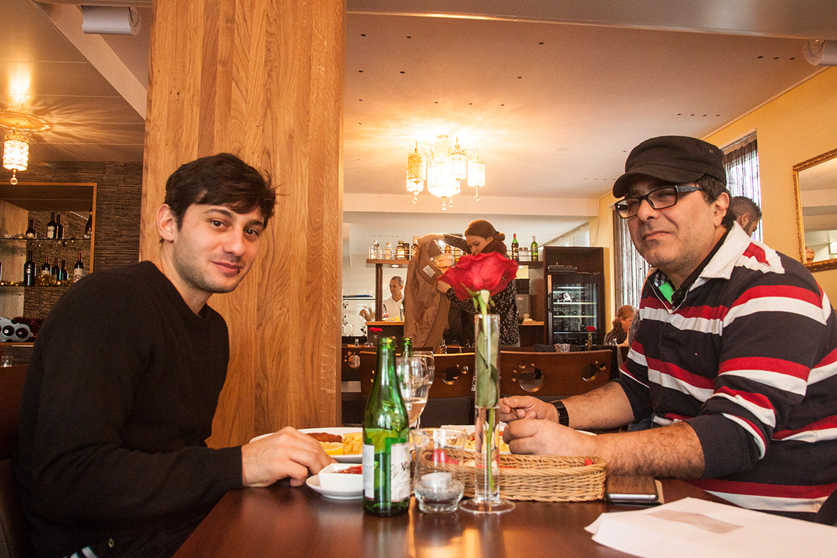 Hasan Candan (links) und Vater Enver sind ab und zu im Restaurant Kränzlin. Hasan verspeist gerade ein Cordon-Bleu.