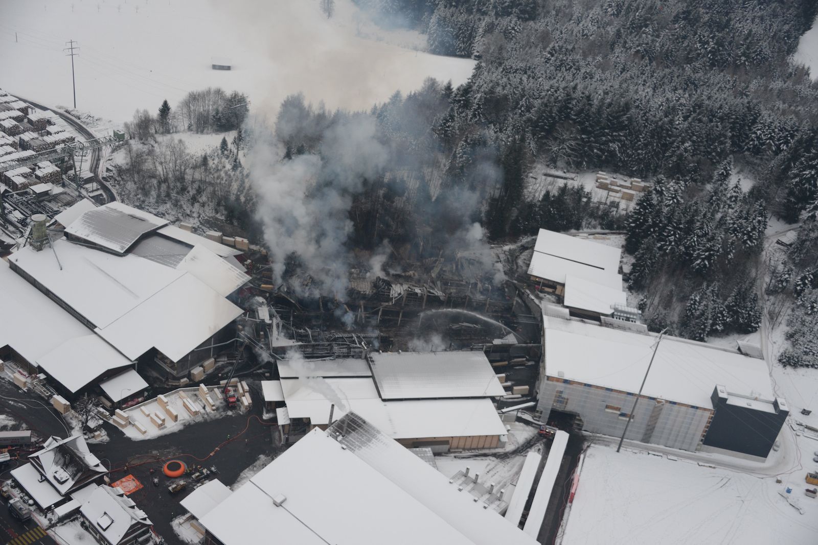 Luftaufnahme der brennenden Sägerei in Haltikon.