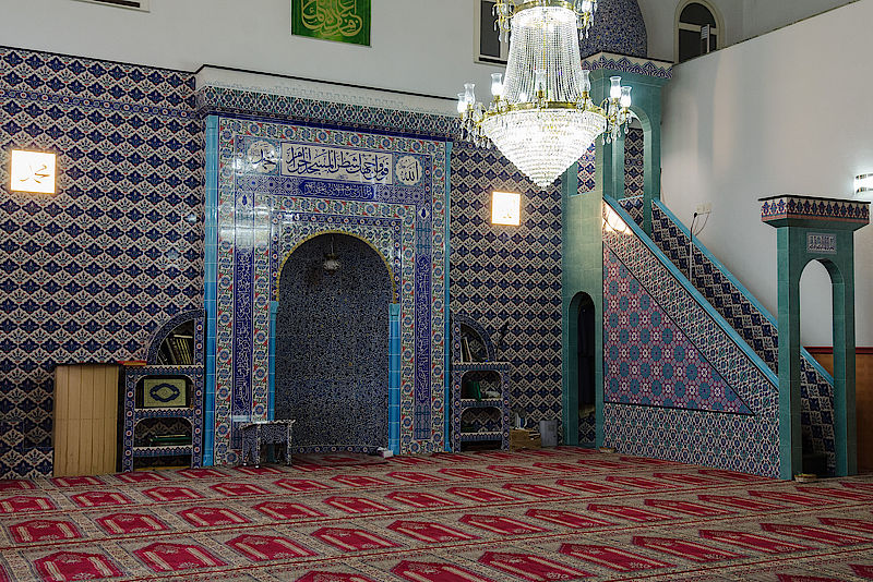 Der Gebetsraum in der bosnischen Moschee Emmenbrücke mit Gebetsnische und Predigtkanzel.