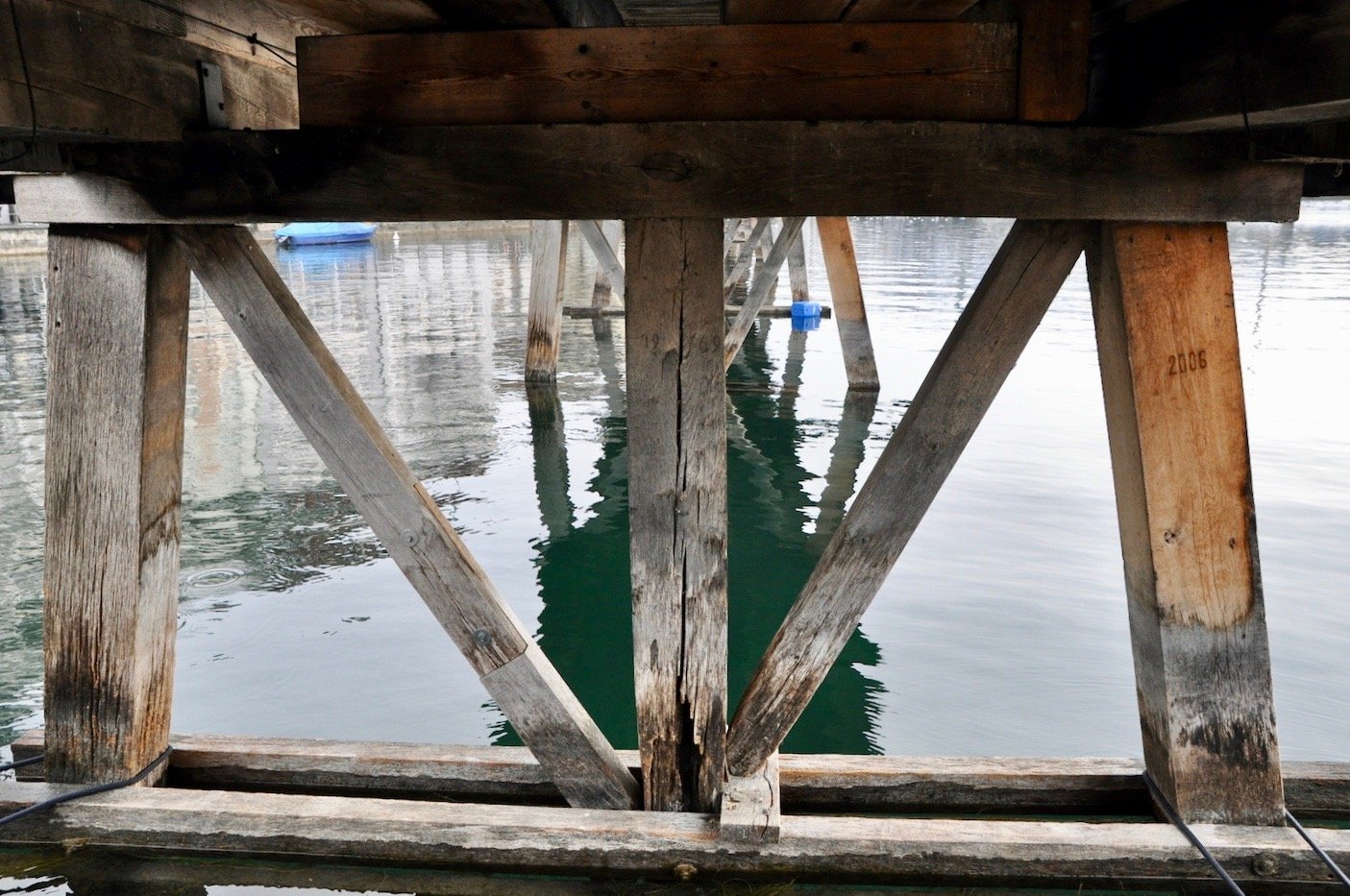 So sehen die Joche unterhalb der Kapellbrücke aus. Rechts sieht man einen jüngeren Pfahl aus dem Jahr 2006.