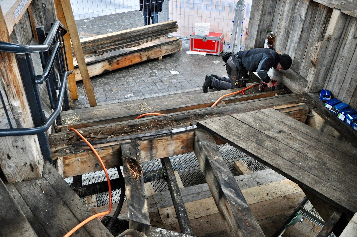 Das Nordportal der Kapellbrücke ist vorübergehend geschlossen. Der Durchgang ist dennoch möglich, dank einem «Hilfssteg».