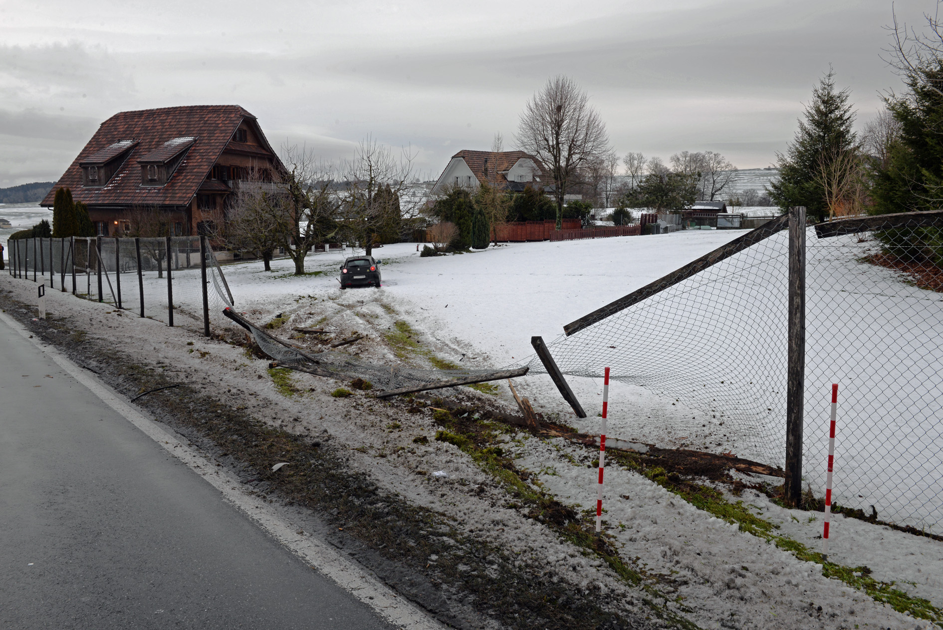 Der zweite Personenwagen knickte ein Beleuchtungskandelaber und kam in einer abfallenden Böschung zum Stillstand.