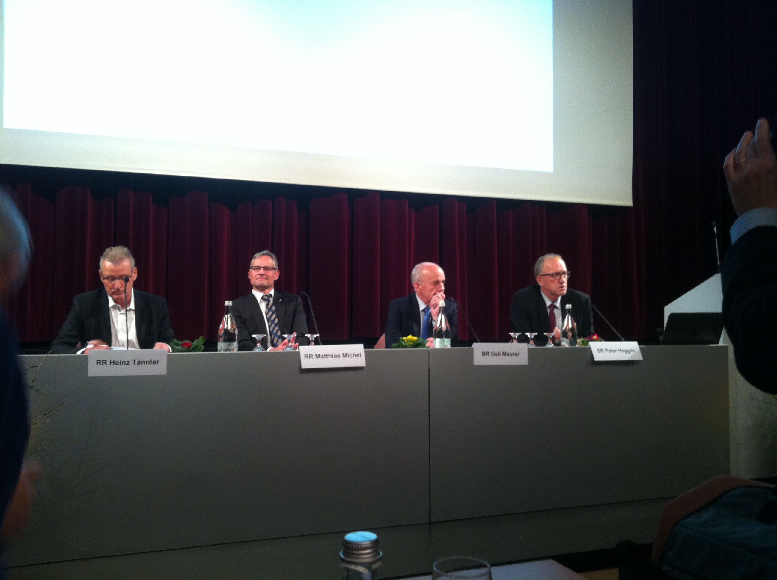 Das Podium beim Zuger Bauerntag: Die beiden Regierungsräte Heinz Tännler und Matthias Michel, Bundesrat Ueli Maurer, Ständerat Peter Hegglin.