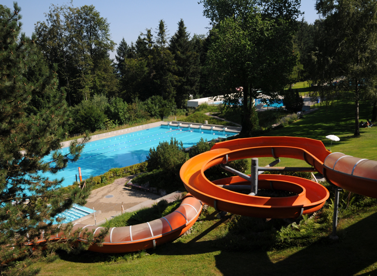 Die 86 Meter lange Wasserrutsche im Waldschwimmbad Zimmeregg.