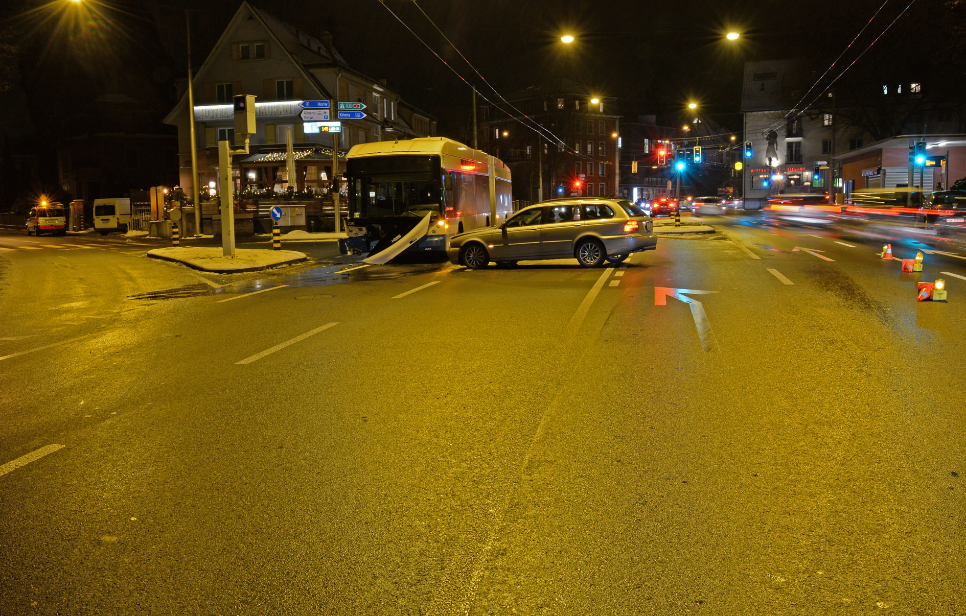 Vorabend auf der Obergrundstrasse mit Unfallszene