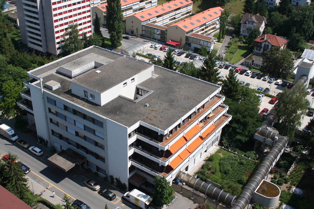 Das Parkhaus, hier zu sehen hinter dem Kinderspital, ist meistens überlastet. Deshalb möchte das Kantonsspital ein neues bauen.