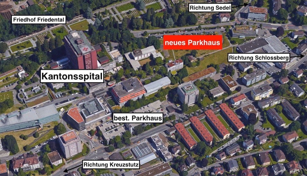 Auf dem rot markierten Areal soll das neue Parkhaus hinkommen. Dort existiert schon heute ein provisorischer Autoparkplatz.