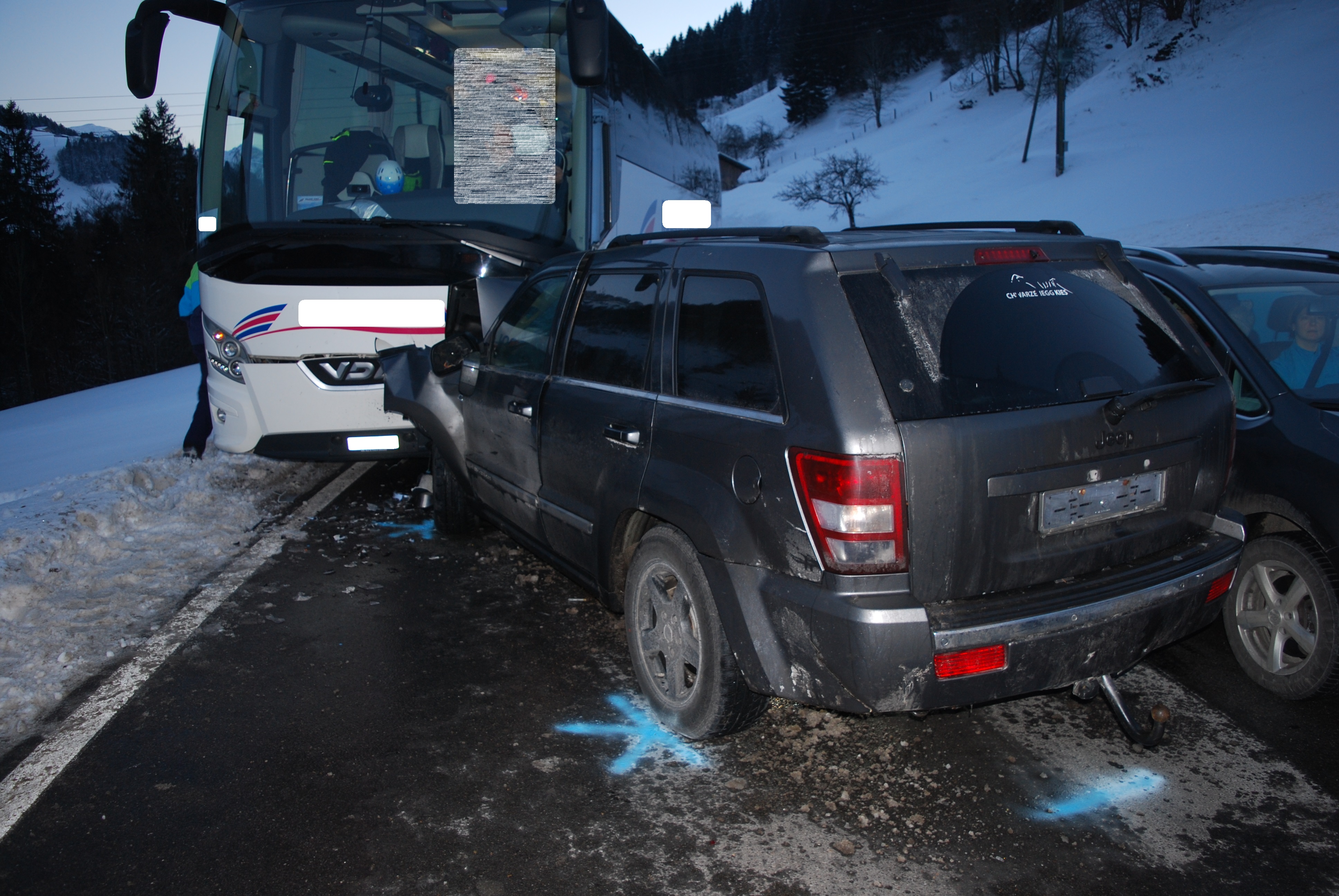 Ein Reise-Car kollidierte mit einem Personenwagen. Der Lenker des Pesonenwagens wurde leicht verletzt.