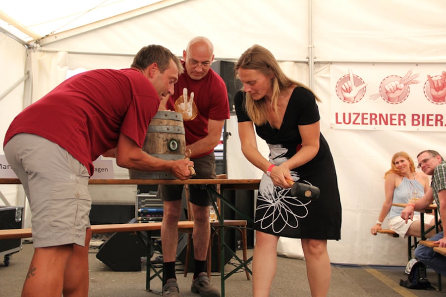 Laura Kopp eröffnet die Feier zum 5-Jahres-Jubiläum des Luzerner Biers.