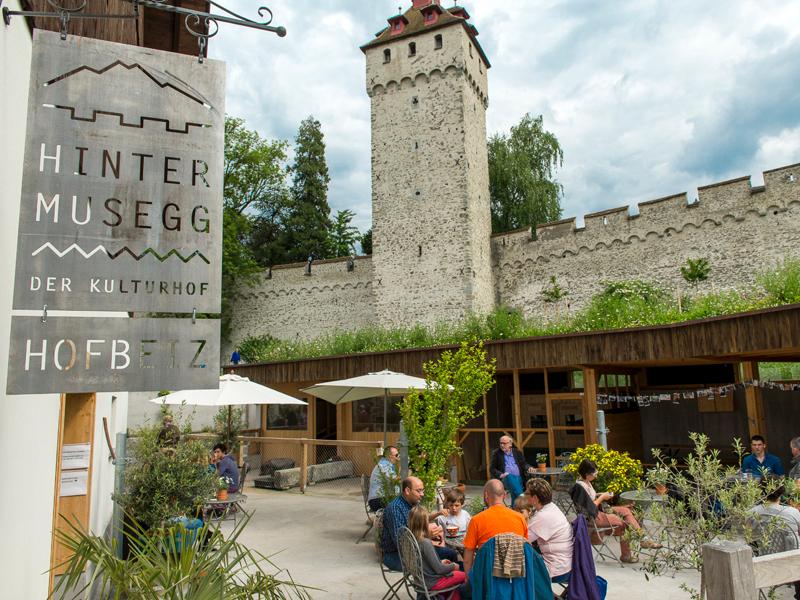 Hier, auf dem Hof hinter der Museggmauer, findet das Bierfestival statt.