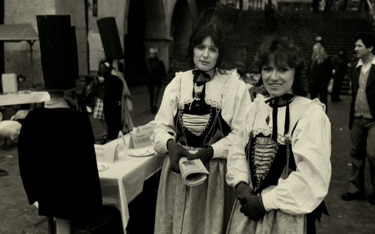 Renata Meile (rechts) und Heidi Joos in der Luzerner Tracht als Gastgeberinnen. Die POCH hatte einen kantonalen Feiertag zum 650-Jahr-Jubiläum des Kantons Luzern vorgeschlagen, den das Parlament jedoch ablehnte. Daraufhin lud die POCH die Bevölkerung zu einem «Bankett» unter die Egg ein.