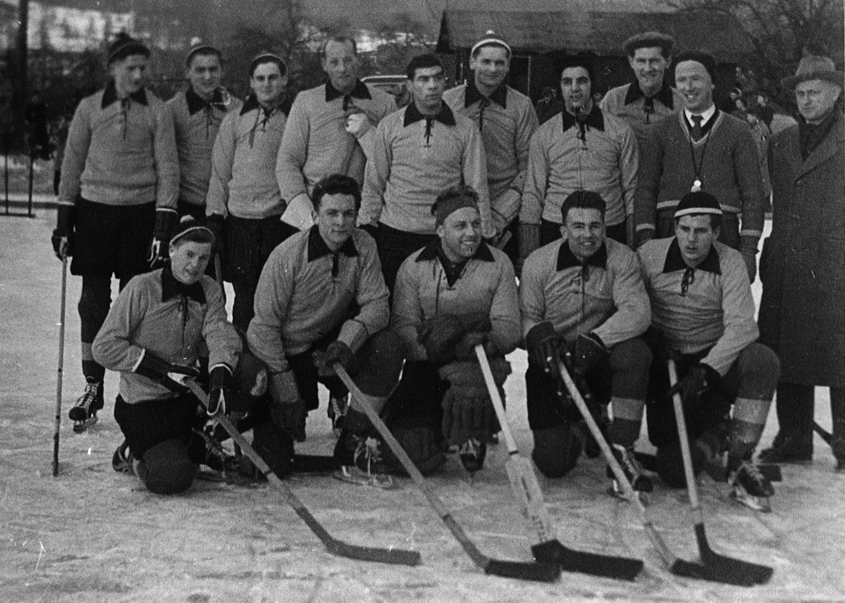 Die allererste Mannschaft des EVZ hiess noch Baarer Schlittschuhklub und trainierte auf dem Lättich-Weiher.